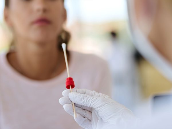 Test salivaire de l’endométriose : révolution diagnostique, témoignages et fonctionnement du test 